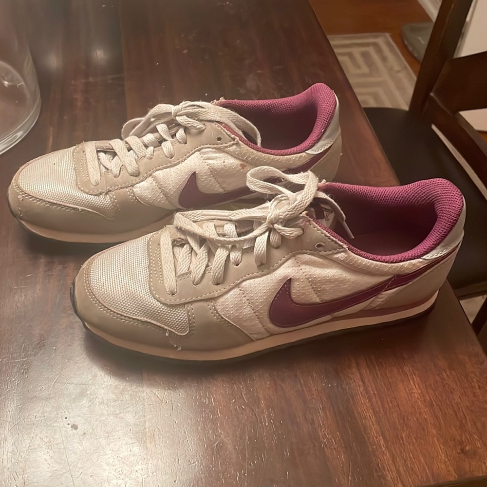 Women’s nike sports shoes